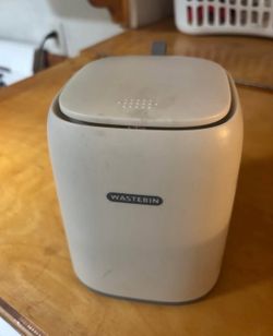 Mini kitchen counter trash can
