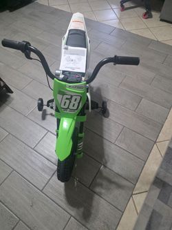 12V Kids Electric Motorcycle w/ Twist Grip Throttle, Training Wheels, Rear Suspension & Music