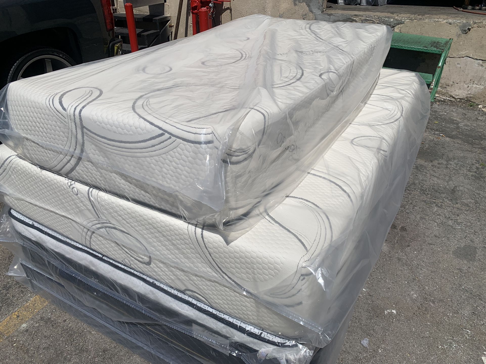 🛏Memory foam Mattress for your comfort 12” inches tall 🟠Queen sizes 🟡Full sizes 🟢Twin sizes 🔵Cal King 🟣E. King 📍Delivery service available