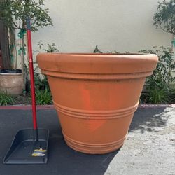 30” Classic Rolled Rim Garden Planter