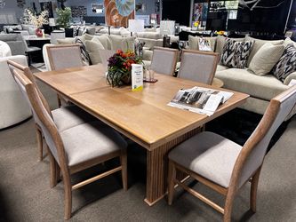 Elegant wood dining set! 🚨📦 Easy Financing!