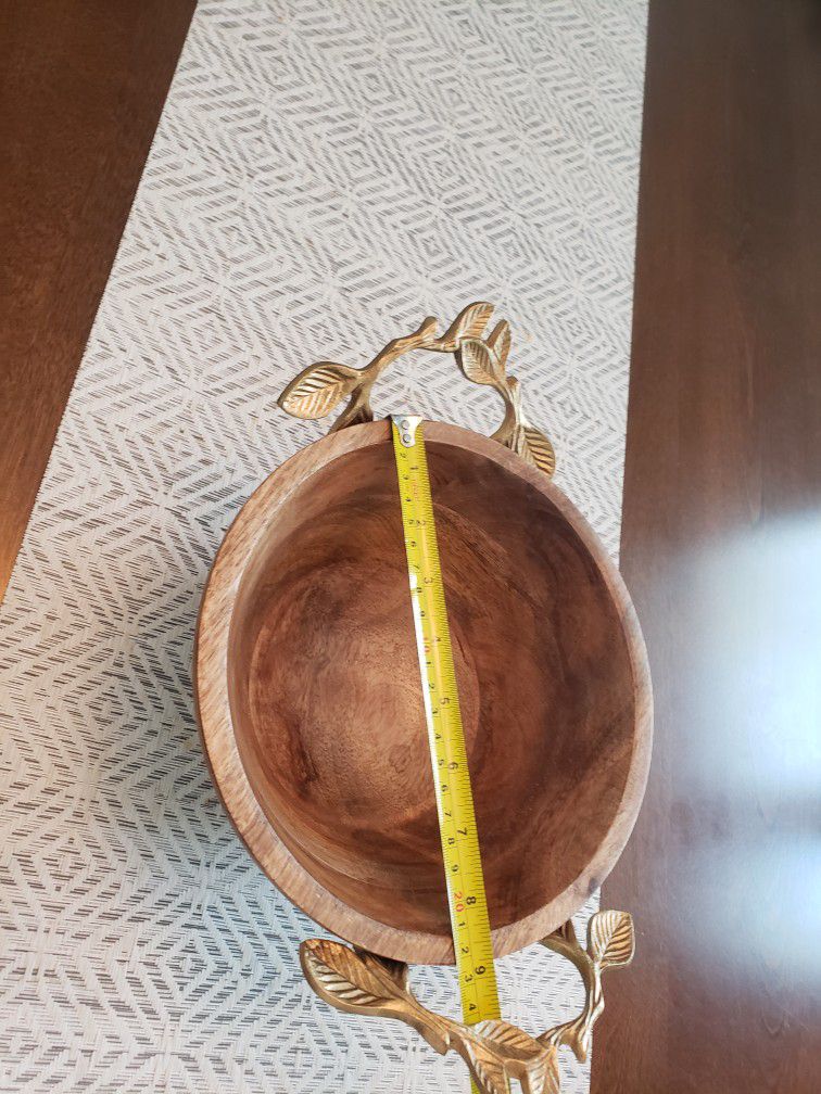 Beautiful wooden bowl with a semi-gloss finish.