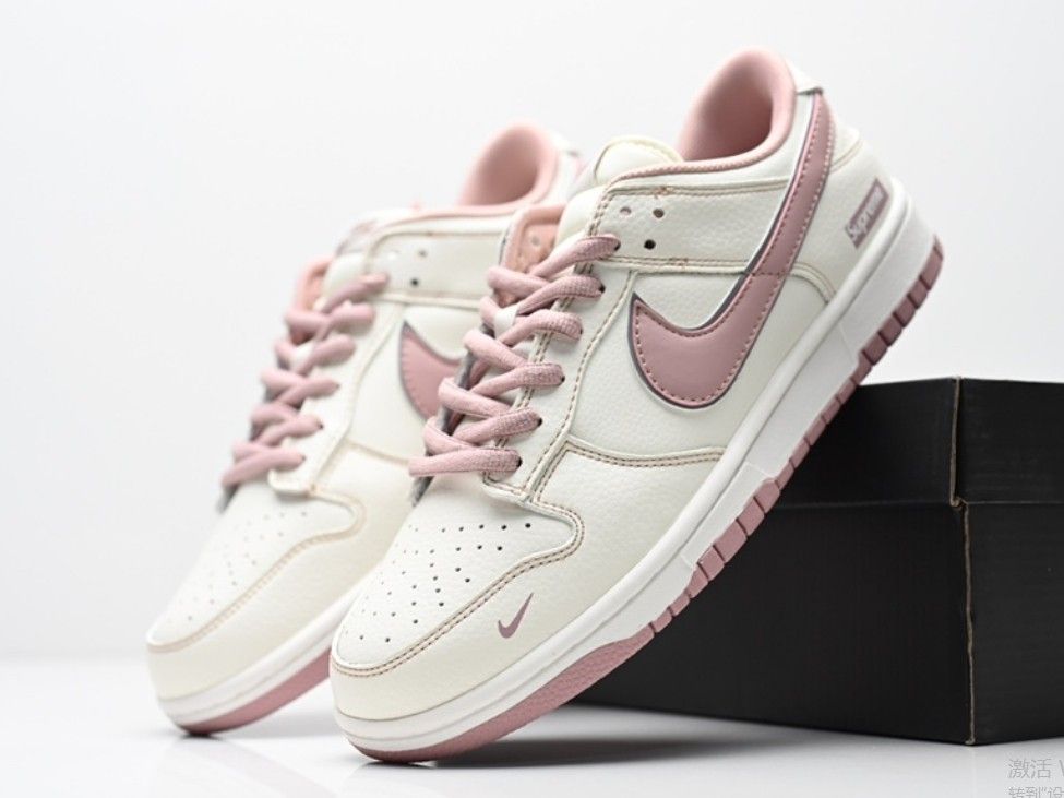 Nike SB Dunk Low Supreme Co-branded Size 6.5