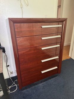 Modern 5-Drawer Dresser / Chest – Excellent Condition