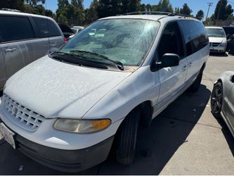 2000 Chrysler Voyager minivan