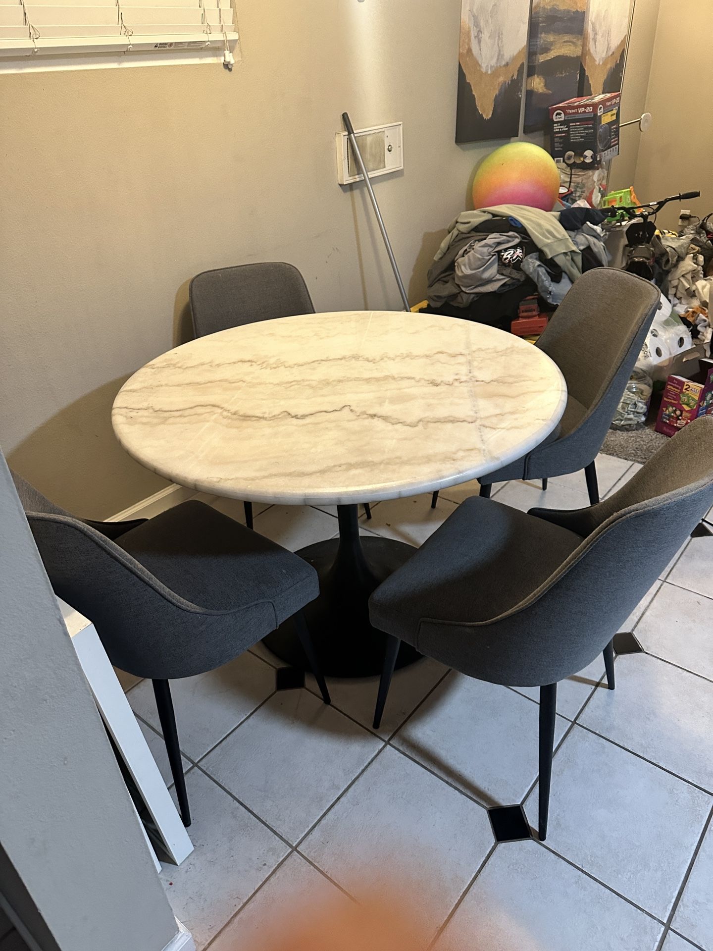 Jerome dining table