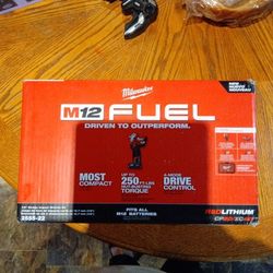 Milwaukee M12 Stubby Impact Wrench 