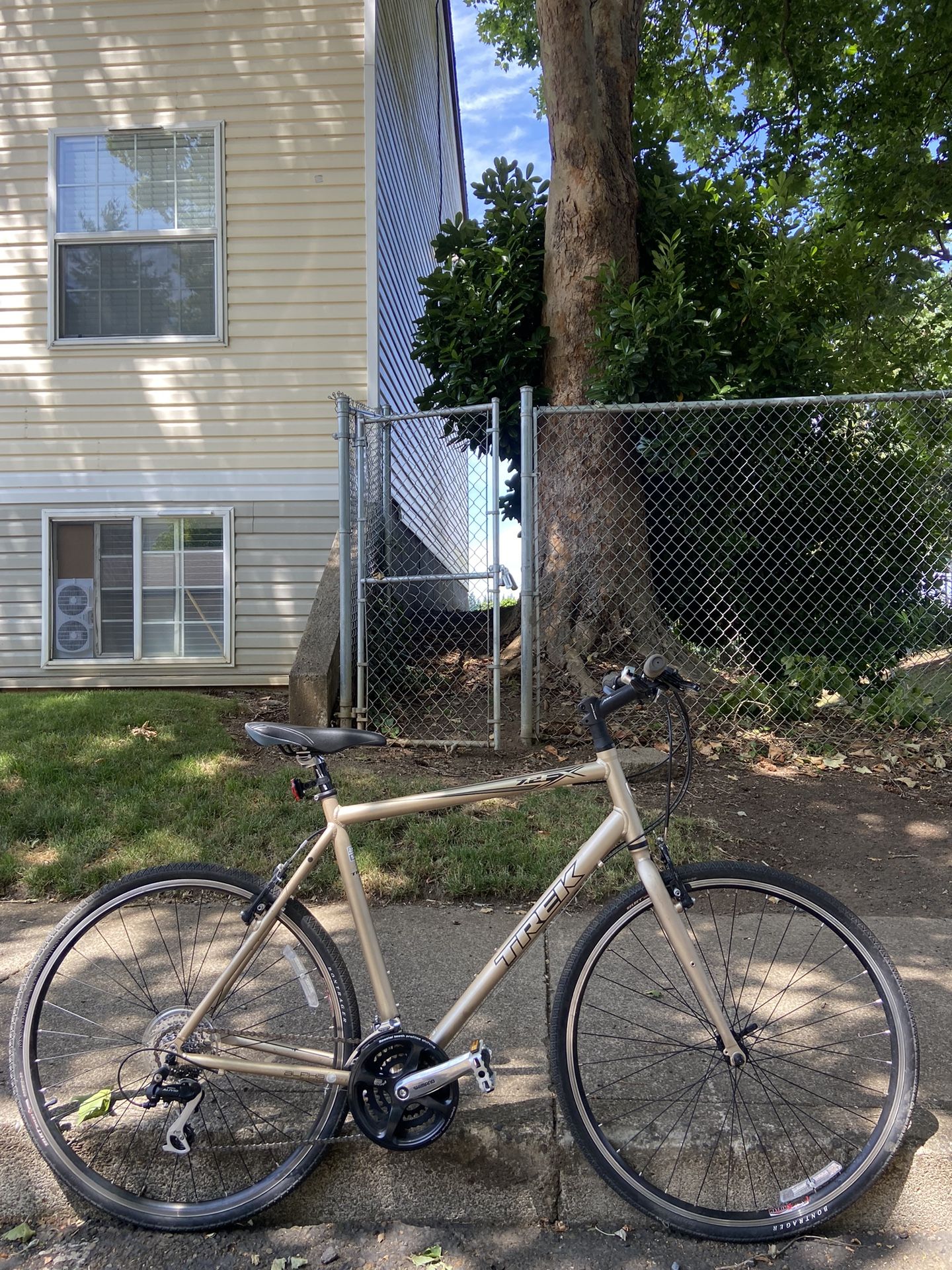 Trek 7.2 FX Hybrid Bike – 22.5” (57cm) Frame – 700c – 24-Speed – Alpha Aluminum Bicycle