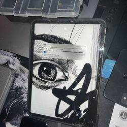 iPad Pro 11 Inch 256g  (warped Body/cracked Screen)