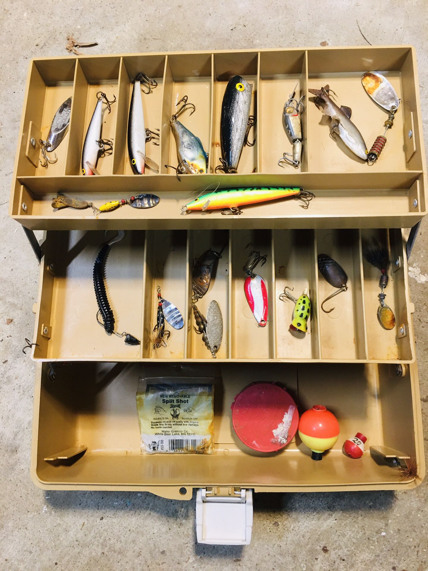 A Lot Of Vintage Fishing tackles With Box