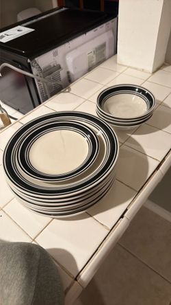 Matching plates and bowl set