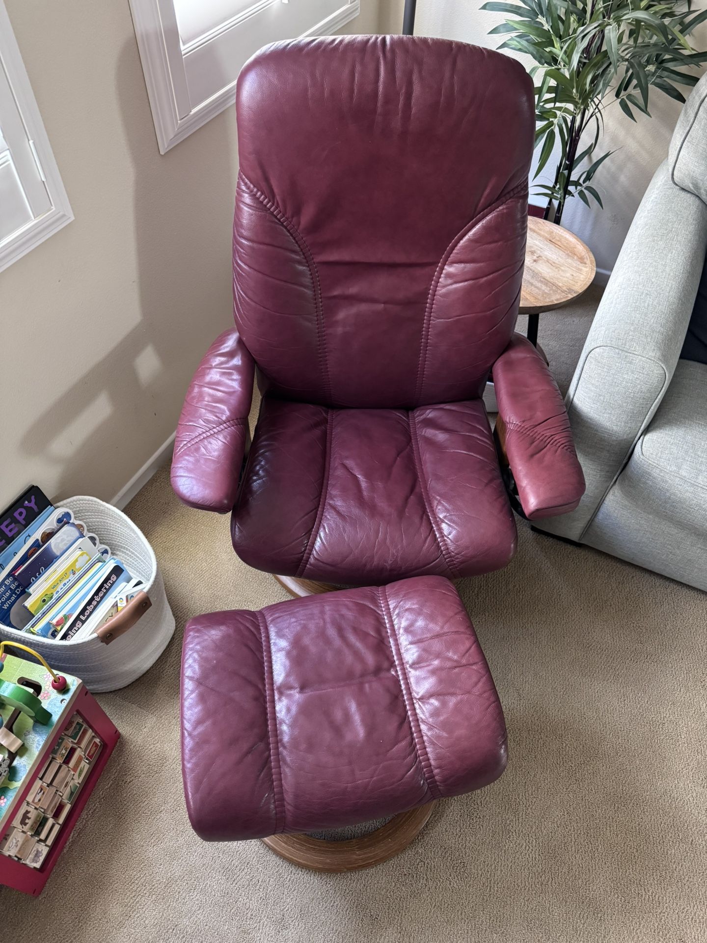 stressless ekornes recliner with ottoman