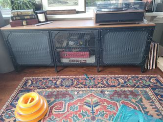 Entertainment / tv stand