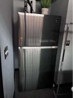 Samsung refrigerator like new stainless steel finish