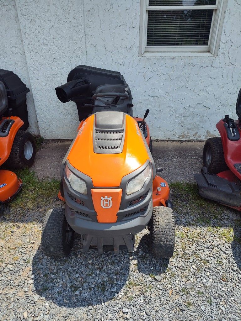 Husqvarna Model YTH22V42 W/Bagger