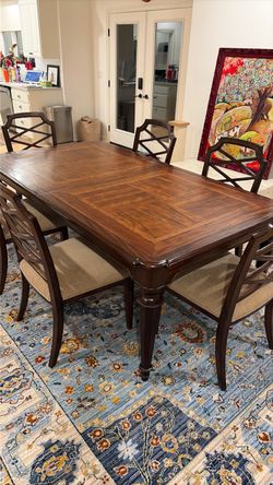 Seldens heirloom expandable dining table and chairs