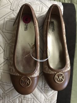 Girl shoes size 4