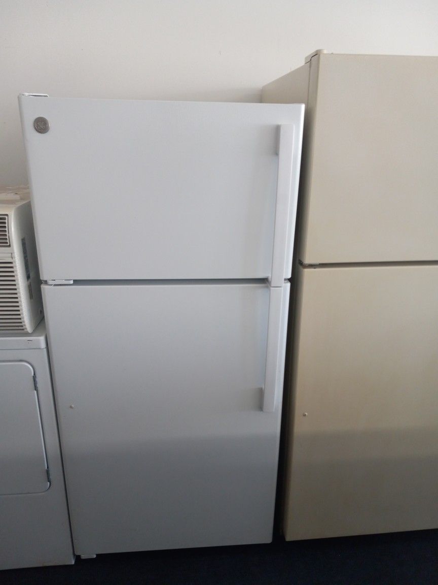 A Nice Working Refrigerator No Problems Works Great