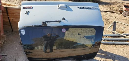 2001 yukon tail gate