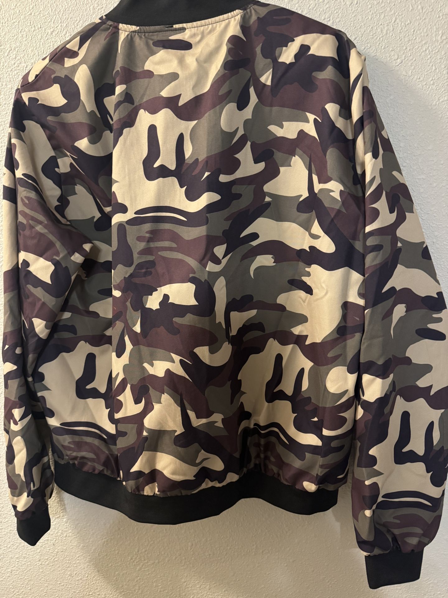 Unbranded Camo Jacket Size XXL However It Is About Women Size Medium/Large J12
