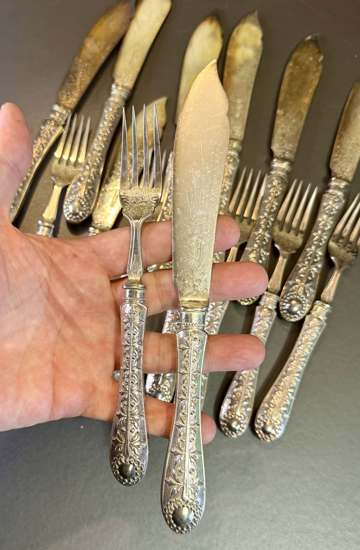 18 Pieces Antique LOCKWOOD BROTHERS Ornate Dinner Set Knives And Forks Cutlery