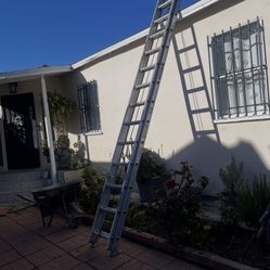 Excellent condition, aluminum extension ladders