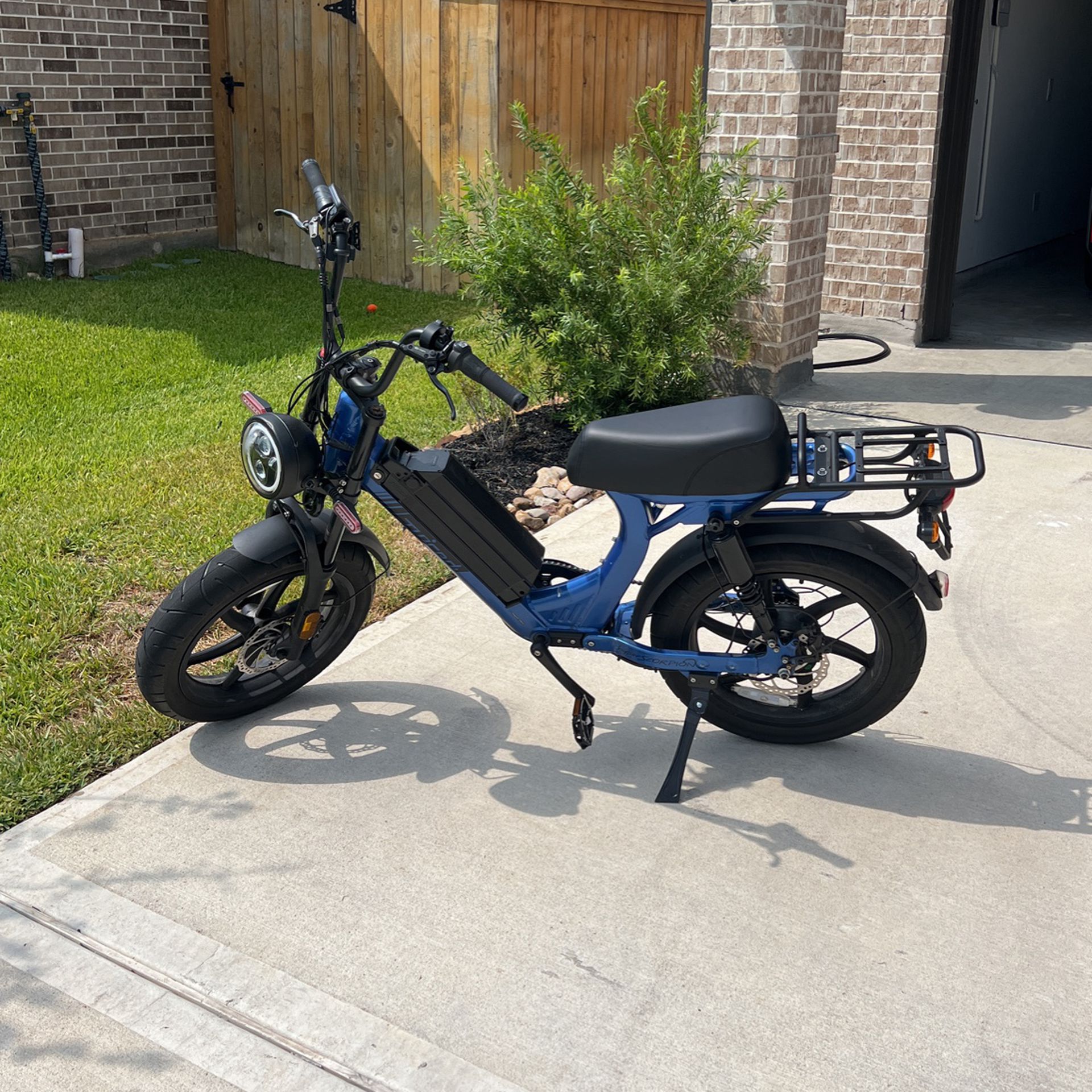 HyperScorpion Electric Bike Moped-Style