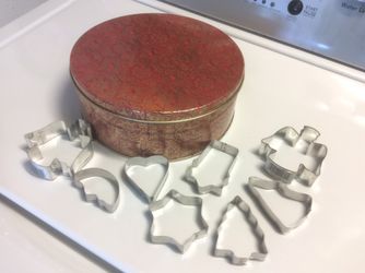 Collectable Vintage Christmas Tin With 8 New Tin Cookie Cutters $10