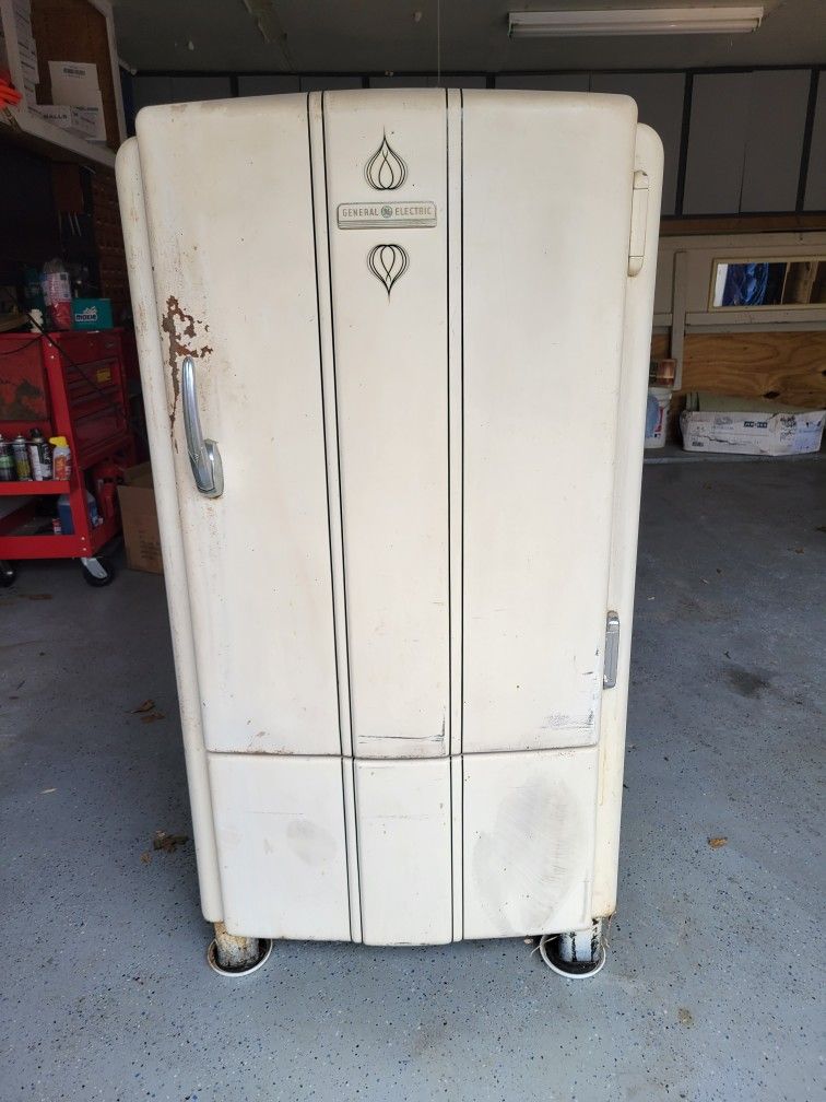 1939 GE Refrigerator