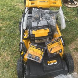 DEWALT 20V MAX 21 in. Brushless Cordless Battery Powered Self Propelled Lawn Mower Kit with (2) 8 Ah Batteries & Chargers