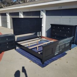 Wow That's A Beautiful King Bedroom Set 