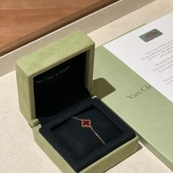 Van Cleef & Arpels - Pendant Necklace 18K Yellow Gold and Onyx, Yellow Gold