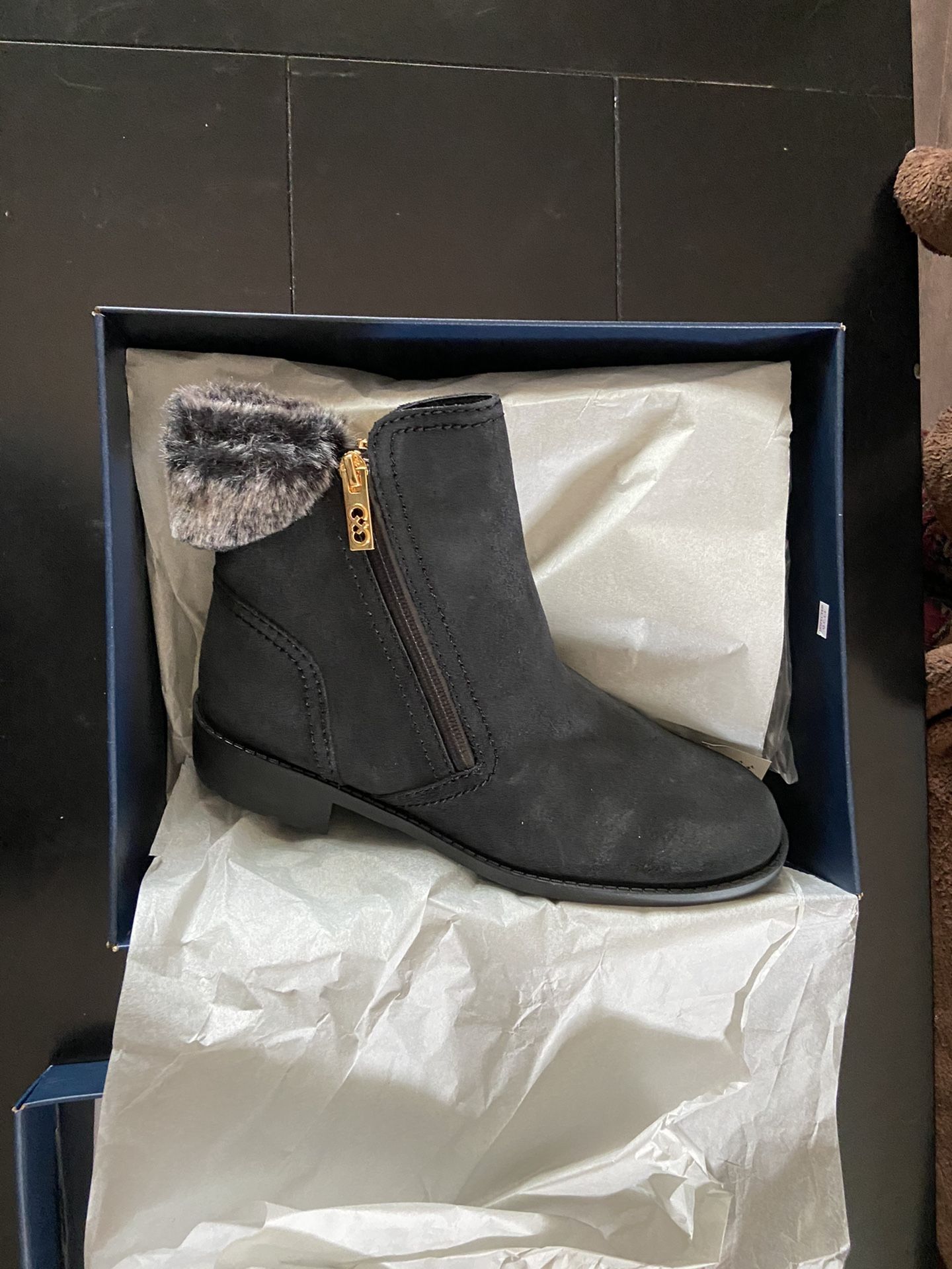 BRAND NEW IN BOX COLE HAAN WOMENS Size 8B Pick up in