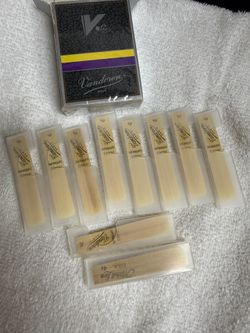 Vandoren CR1945 Bb Clarinet V.12 Reeds Strength 4.5; Box of 9