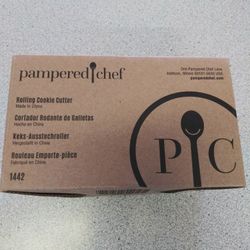 "Pampered Chef" Rolling Cookie Cutter
