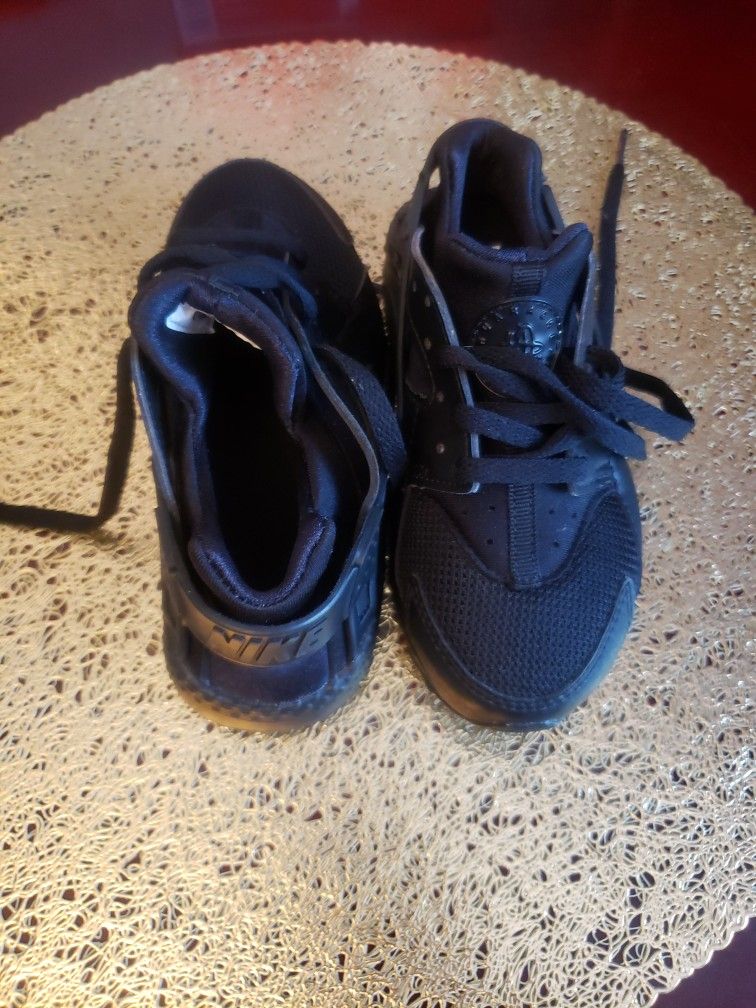 Kids Black Nike Hurraches Shoes