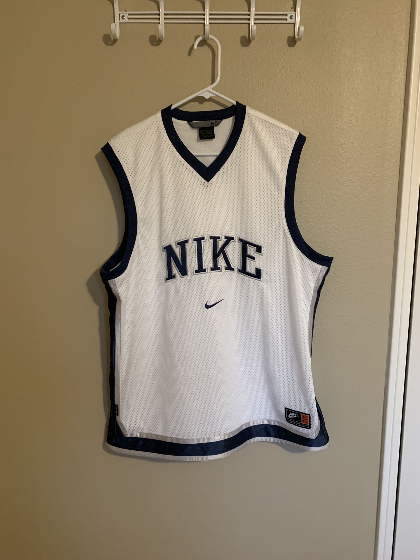 Men Nike Basketball White Jersey Medium Polyester. Used Good Condition.