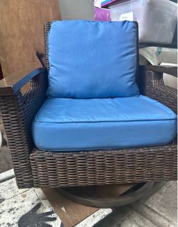 Wicker Outdoor Swivel Lounge Chair with Blue Cushions