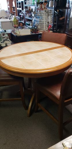 Round kitchen table no chairs