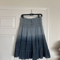 Pre loved women’s skirt in dyed blue size M model 120 lbs and 5’7 