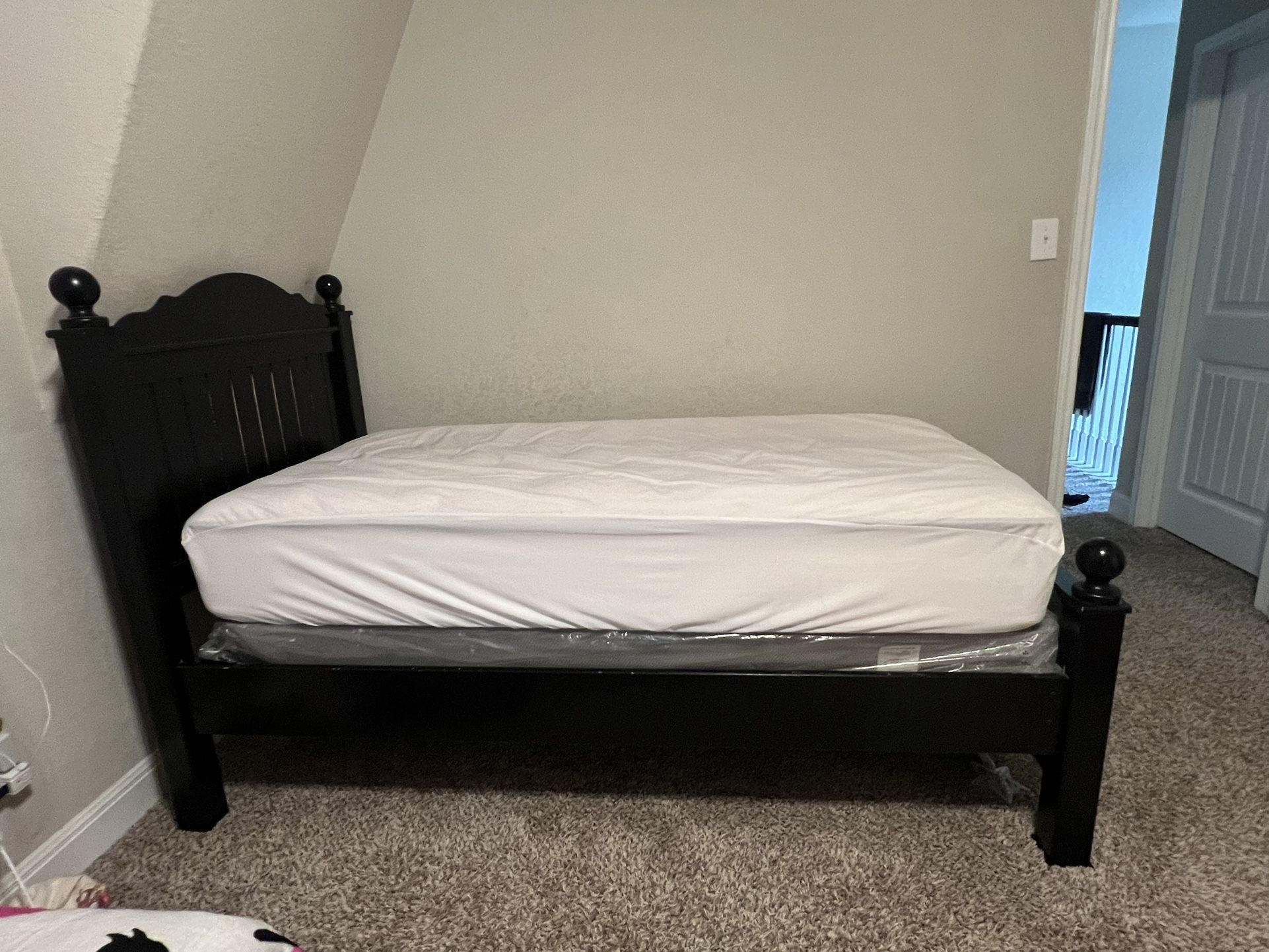 Ashley bed with box spring and Simmons beauty sleep plush mattress for Sale in Converse, TX