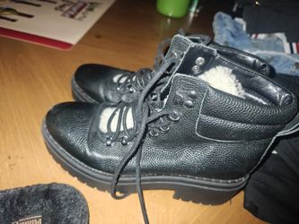 Size 6 https://offerup.com/redirect/?o=QmxhY2suQm9vdHM=
