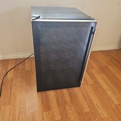 Magic Chef Freestanding Wine/Beverage Fridge