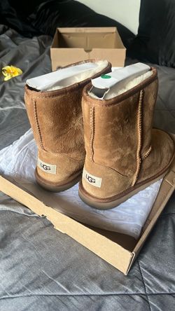 UGGS SIZE 6