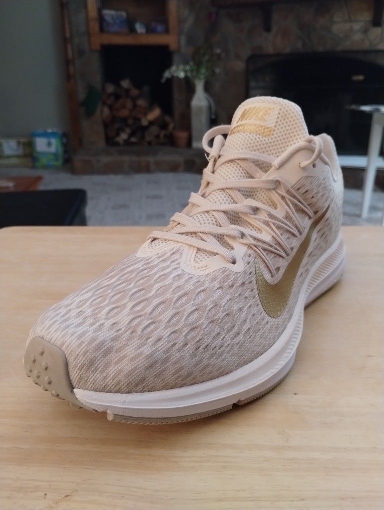 (Size,-11) Nike Women's Zoom Winflo 5 Running Shoes AA7414-008 Phantom Metallic Gold
Used a couple of times, practically new, price on Amazon and st