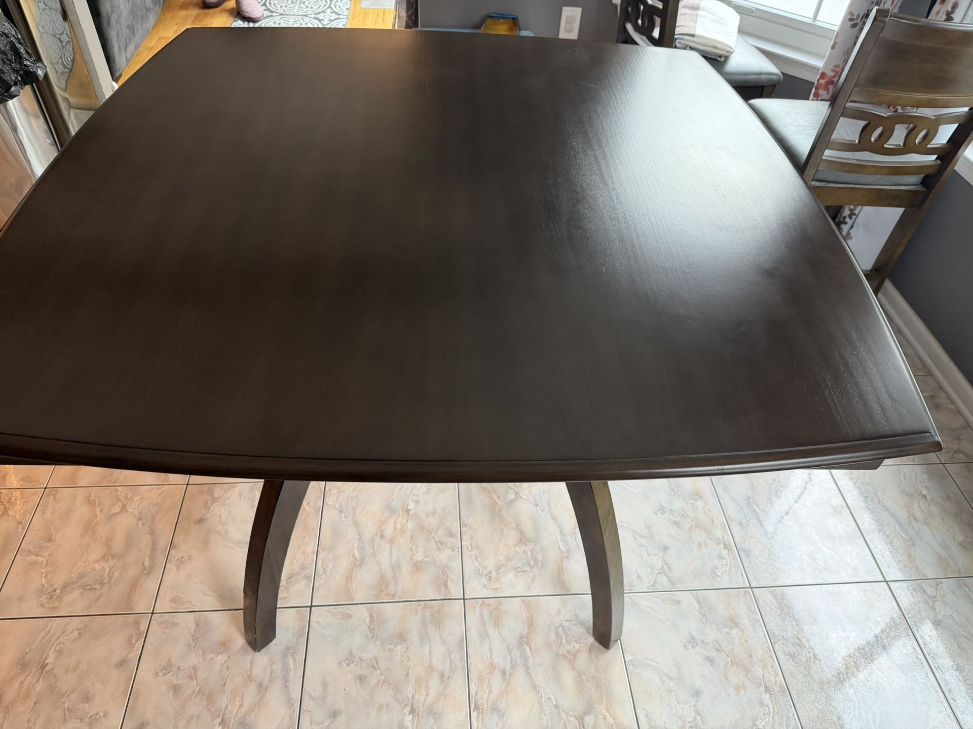 Kitchen/dining room table