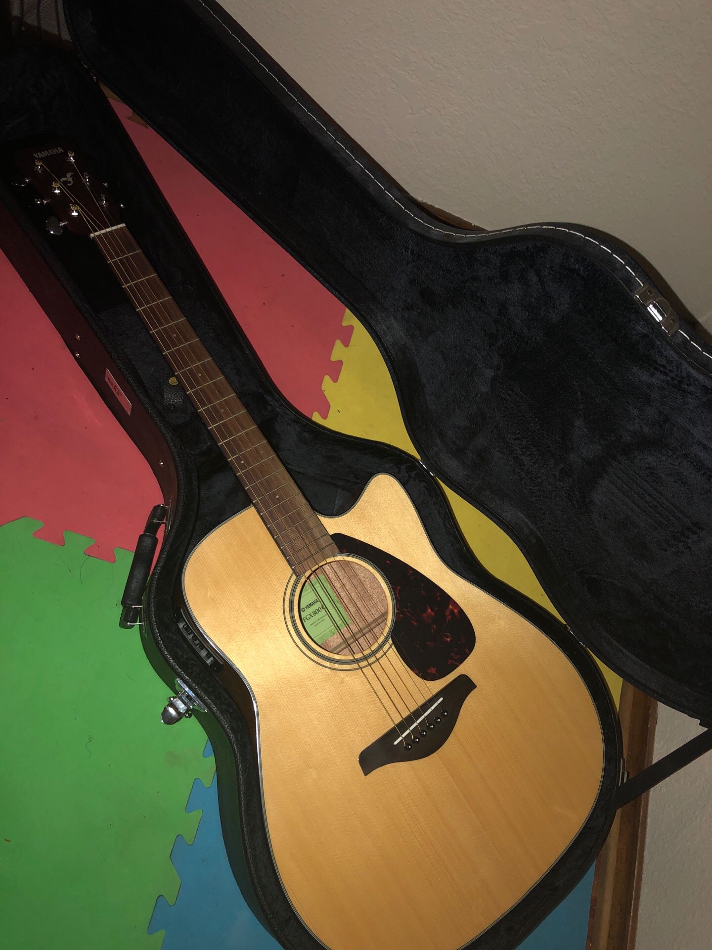 Yamaha FGX800C acoustic/electric guitar with hard case