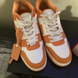 Wore Off - Whites -size 9 /44