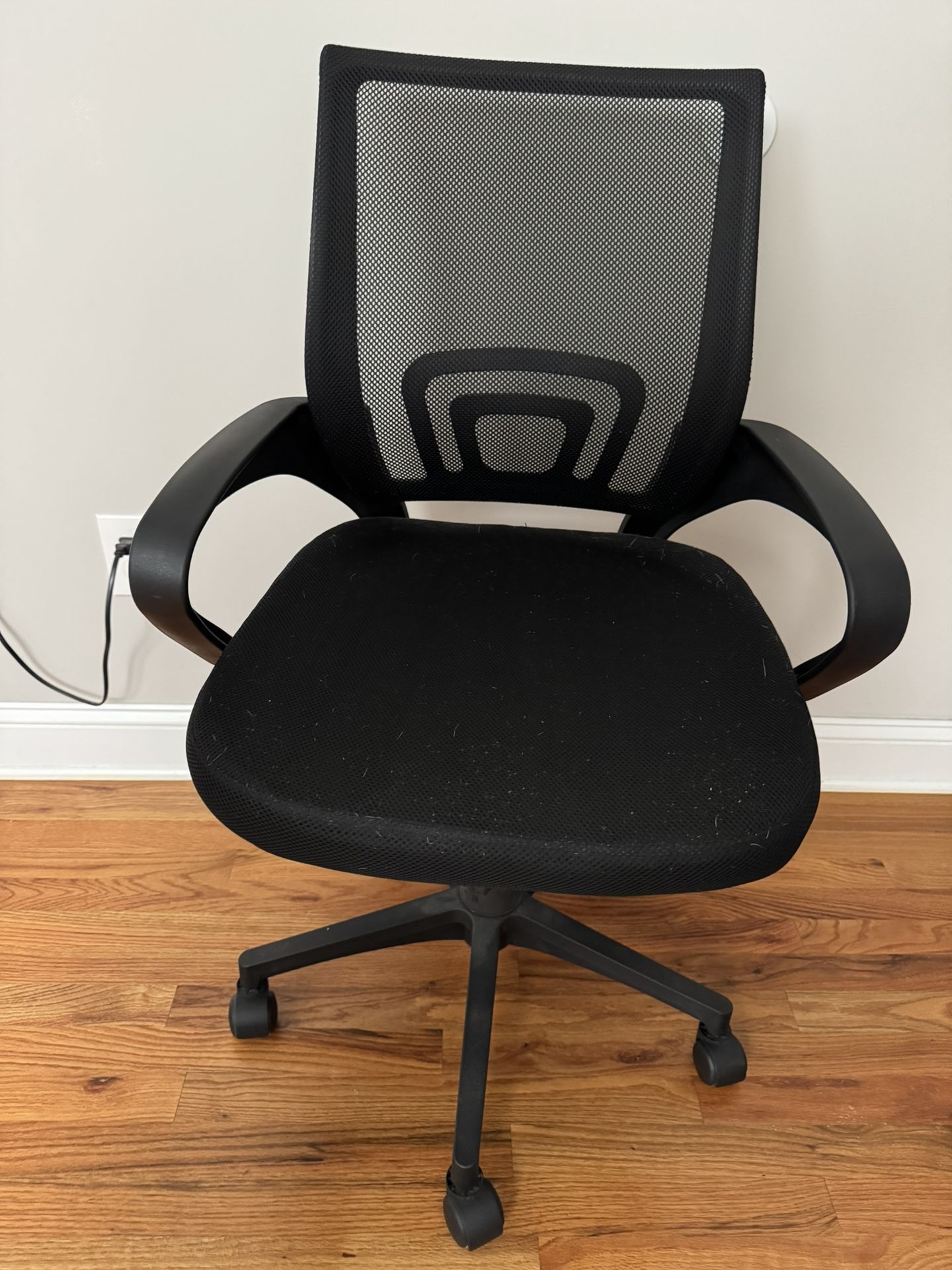 Ergonomic Office Chair – Mesh Back, Swivel Base – Excellent Condition