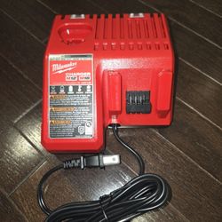 
Milwaukee
M12 and M18 12-Volt/18-Volt Lithium-Ion Multi-Voltage Battery Charger